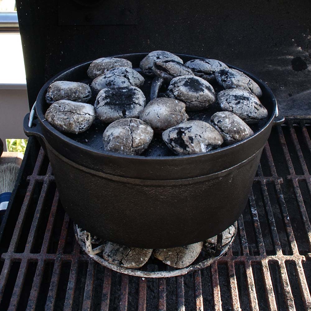 Dutchoven, in Verwendung auf dem Grill