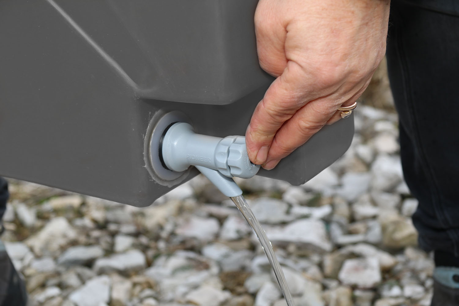 Kunststoffhahan, Wasser läuft durch drücken